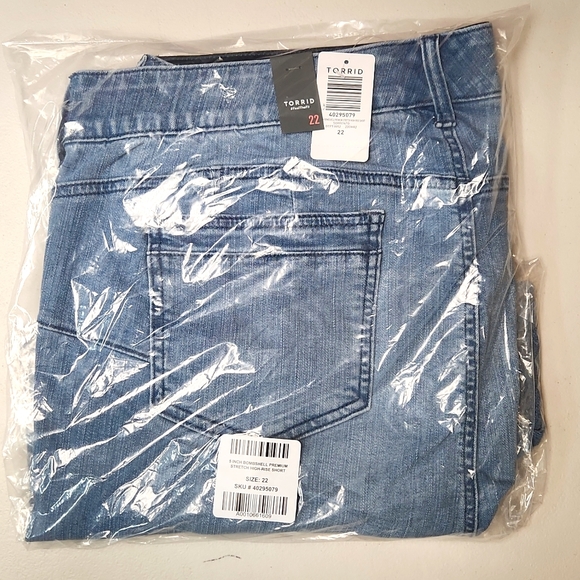 ❤️NWT VINTAGE TORRID SHORTS BOMBSHELL PREMIUM STRETCH DENIM HIGH RISE - SIZE 22 - Picture 3 of 10